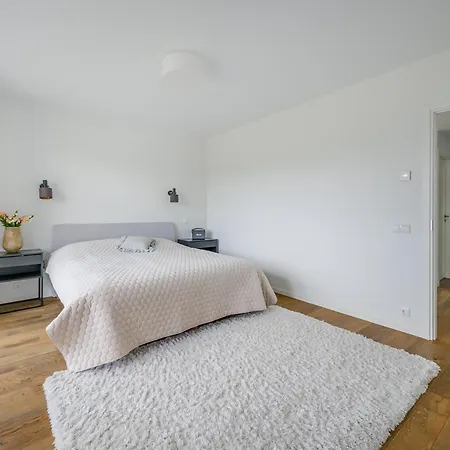 Family-friendly 3-bedroom Close To Sea