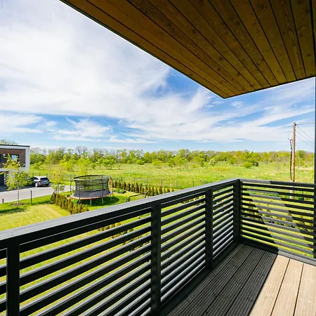 Family-friendly 3-bedroom Close To Sea